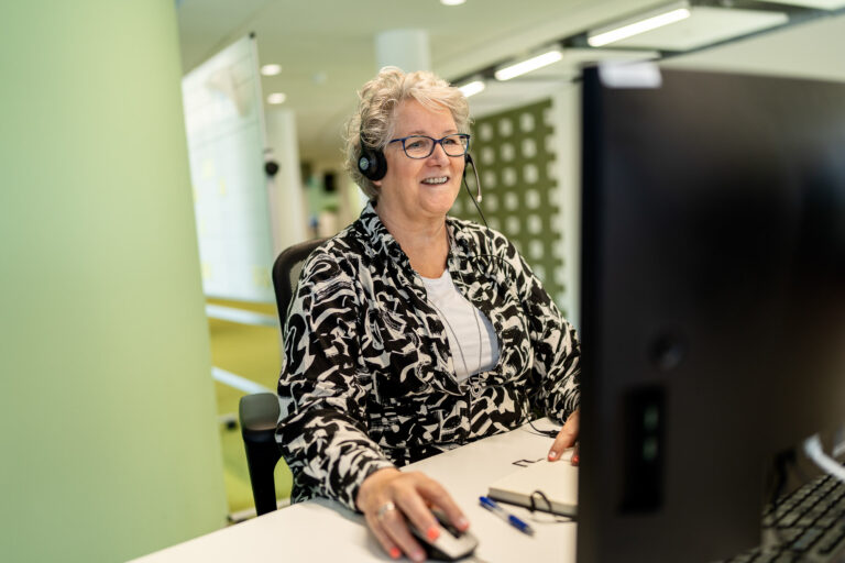 collega aan de telefoon om klanten te helpen